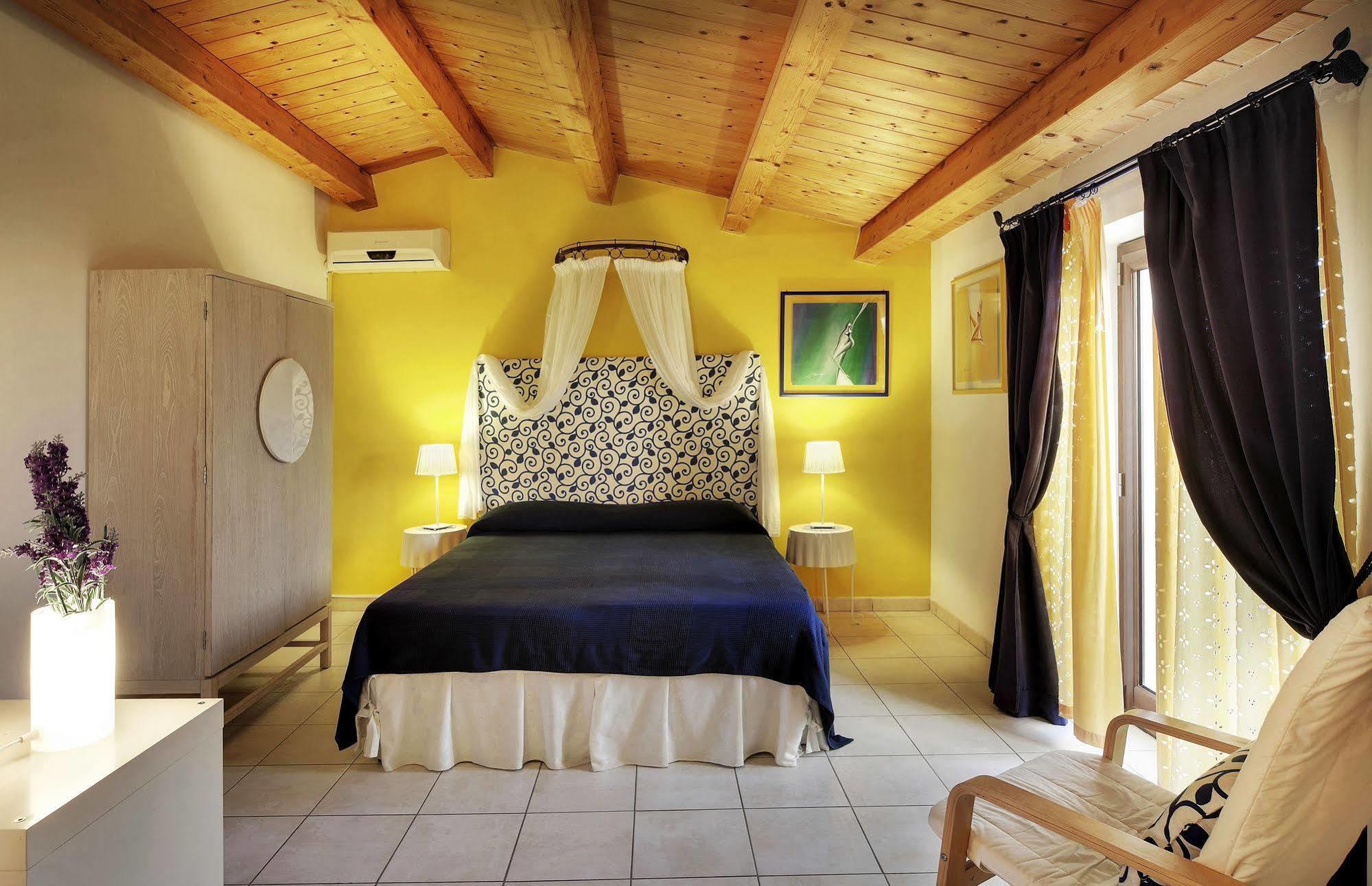 Villa U Marchisi B&B Шикли Екстериор снимка